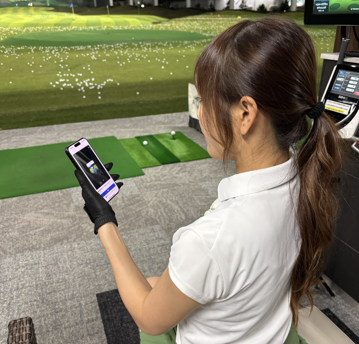 スマホで練習動画を見返す様子