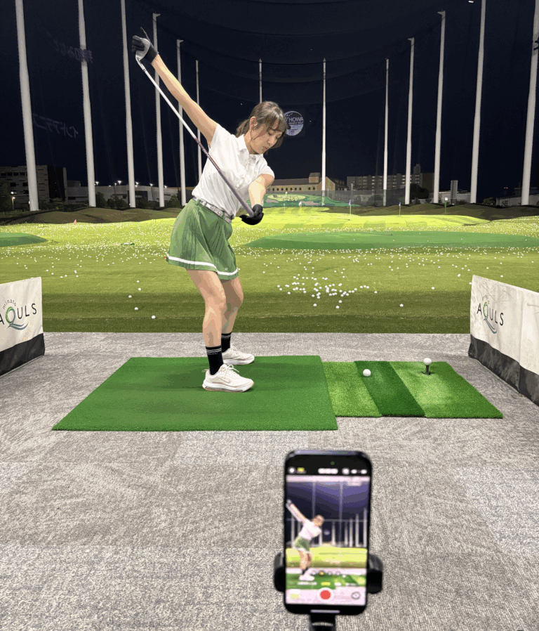 練習場でスマホを三脚に立てて、スイングを撮りながら打つ様子