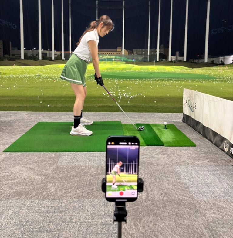 練習場でスマホを三脚に立てて構える様子