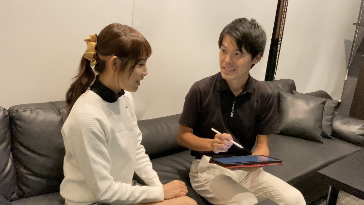 受講生と話しながらタブレットにカルテを書く鳥居俊佑