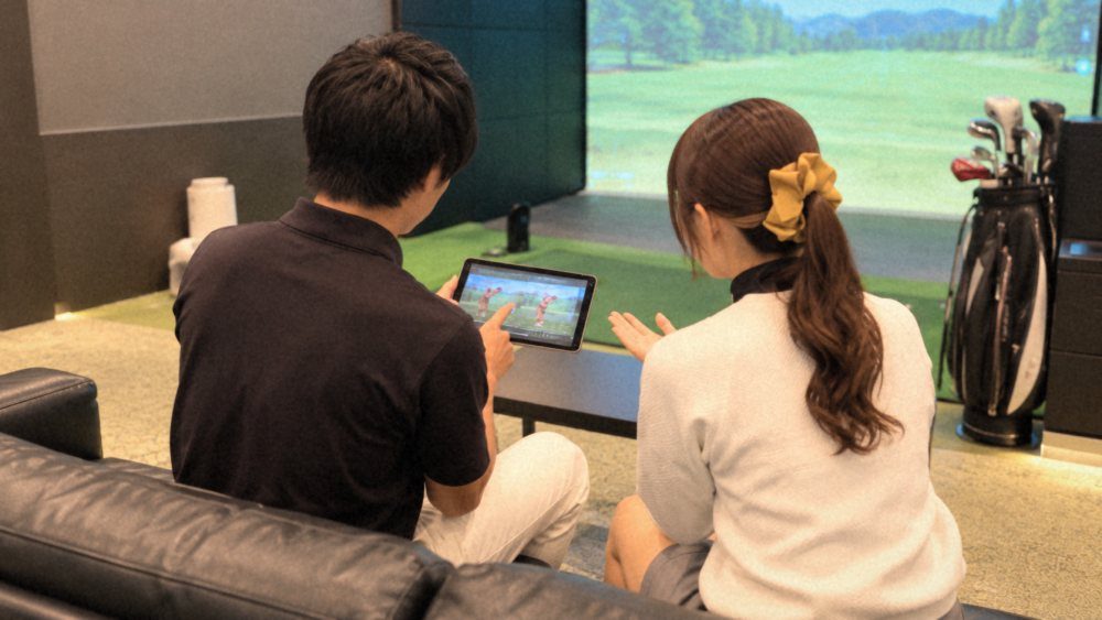 レッスンの最後に、タブレットを見ながら質問に答える様子